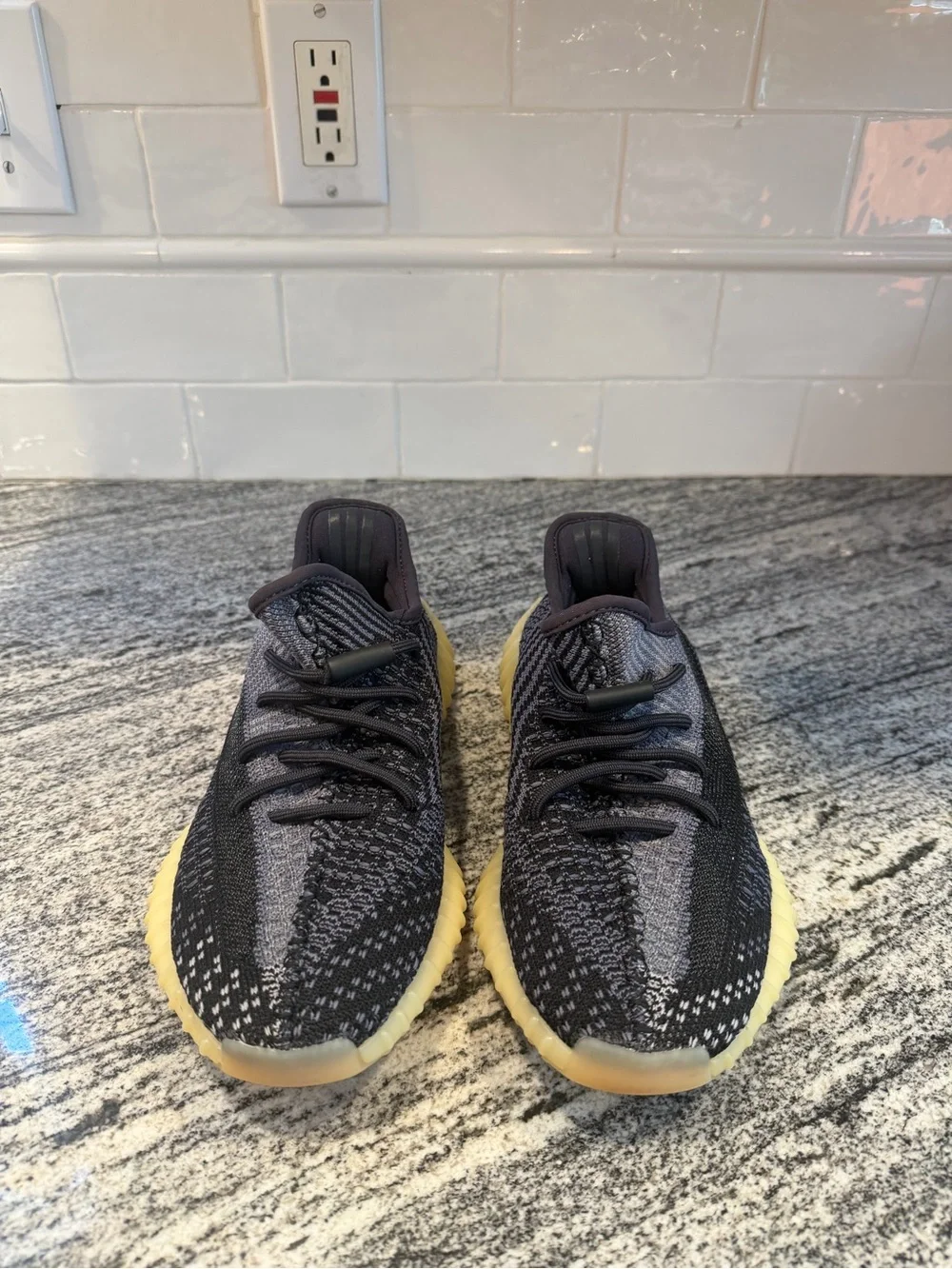 Men’s Adidas Yeezy Boost 350 V2 Carbon Black FZ5000 Size 6/Women’s 7.5